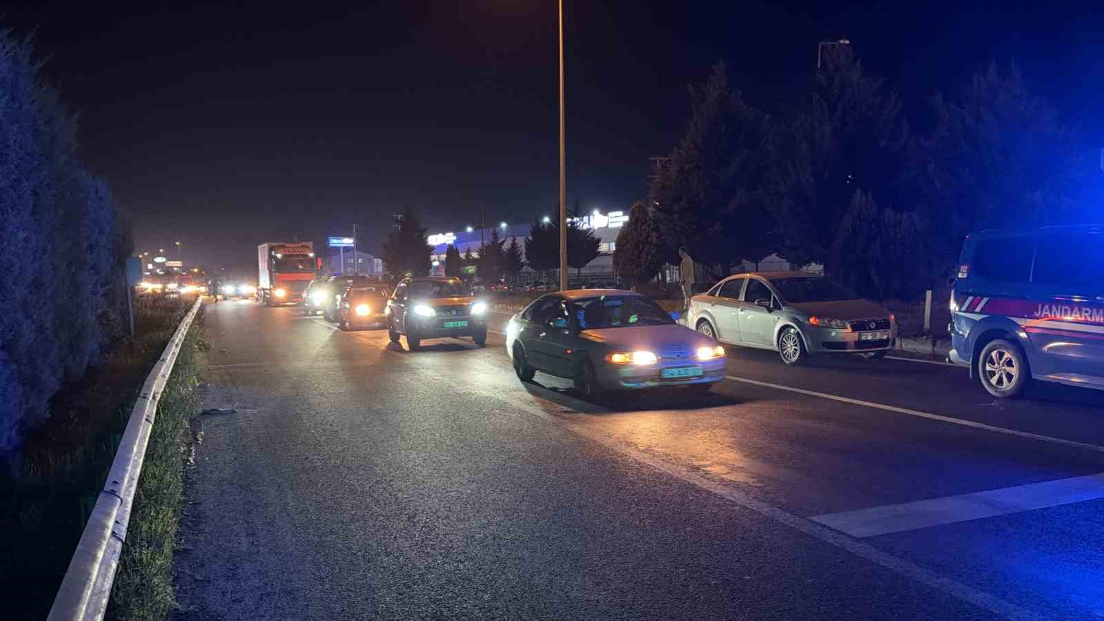 Trafikte kalan ambulansa polis ekiplerinden hızlı müdahale
