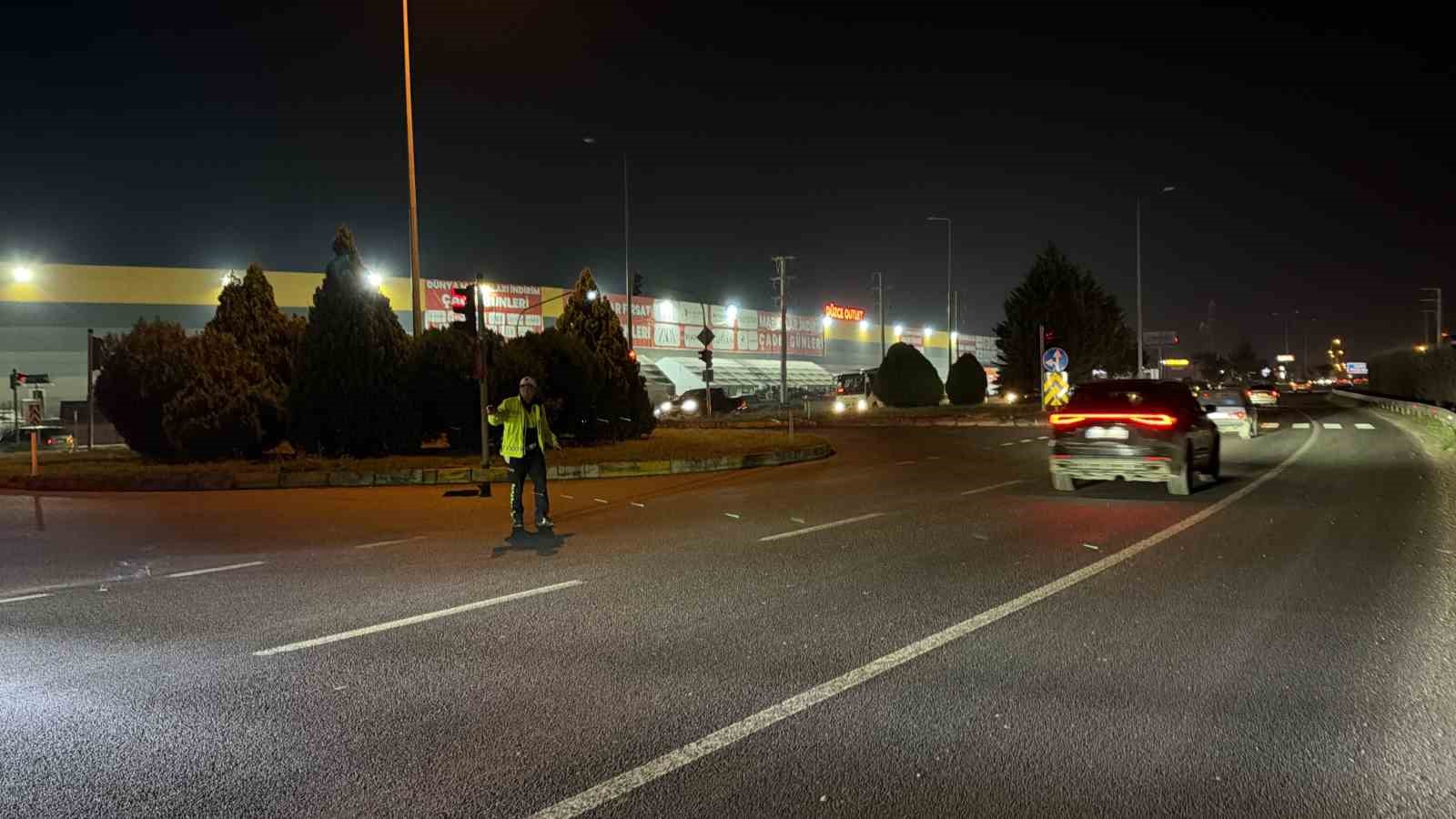 Trafikte kalan ambulansa polis ekiplerinden hızlı müdahale