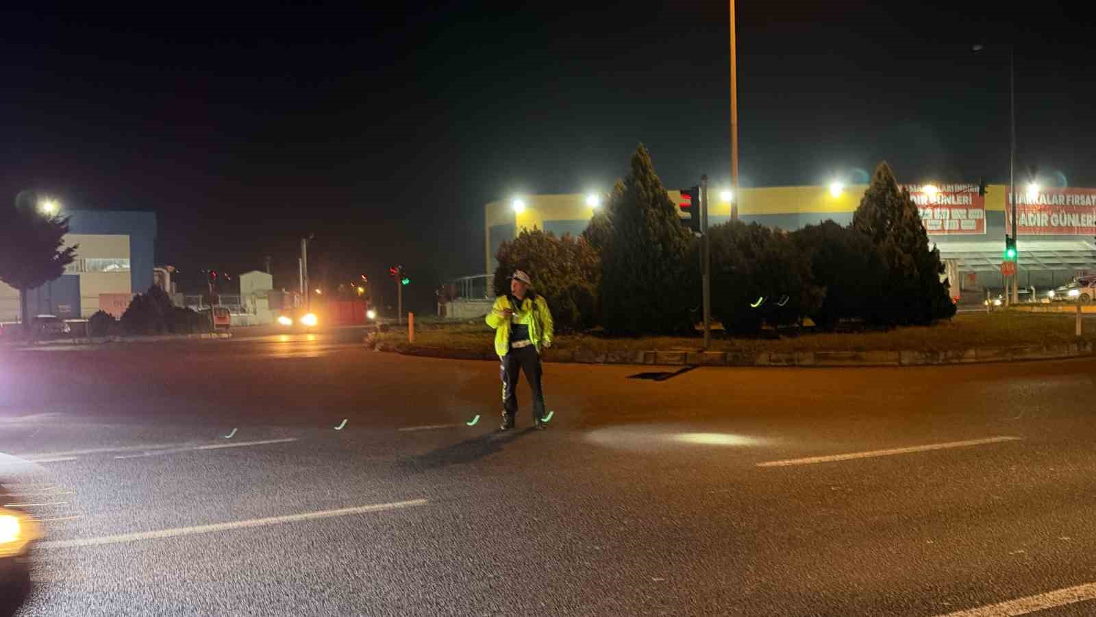 Trafikte kalan ambulansa polis ekiplerinden hızlı müdahale