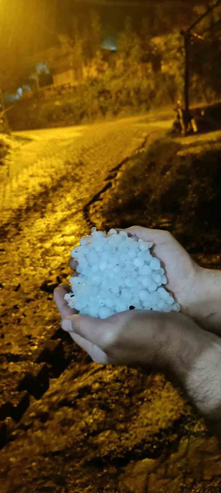 Hatay’da ceviz büyüklüğünde dolu yağdı, bazı araçlar hasar gördü