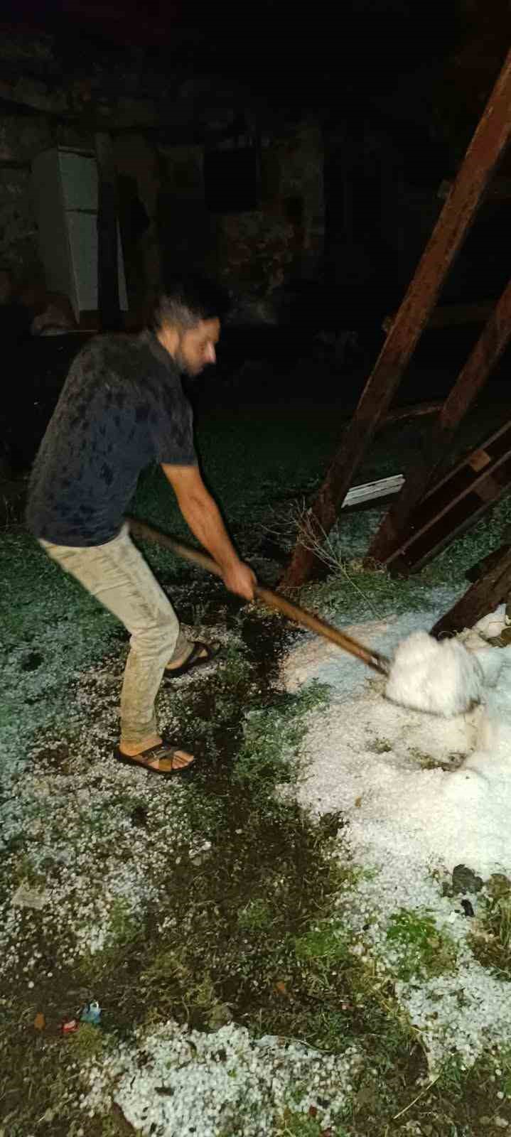 Hatay’da ceviz büyüklüğünde dolu yağdı, bazı araçlar hasar gördü