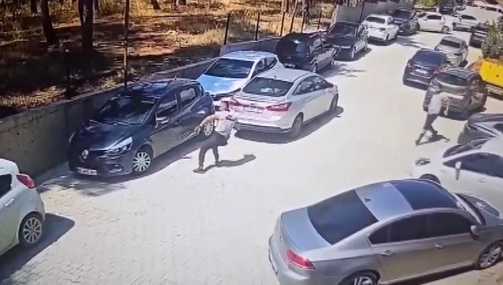 El freni çekilmeyen otomobil yokuş aşağı giderken güvenlik görevlileri durdurdu