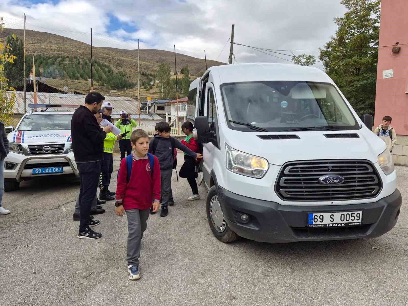Bayburt’ta okul servislerinin güvenliği kontrol edildi