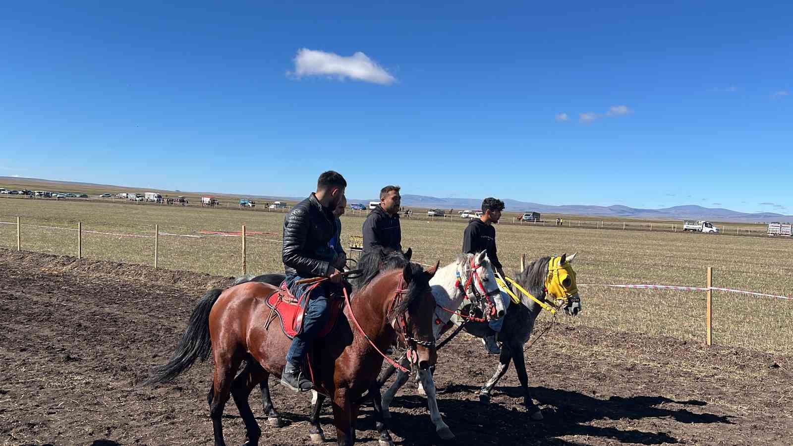 Kars’ta rahvan atlar nefes kesti: Geleneksel yarışlara yoğun ilgi