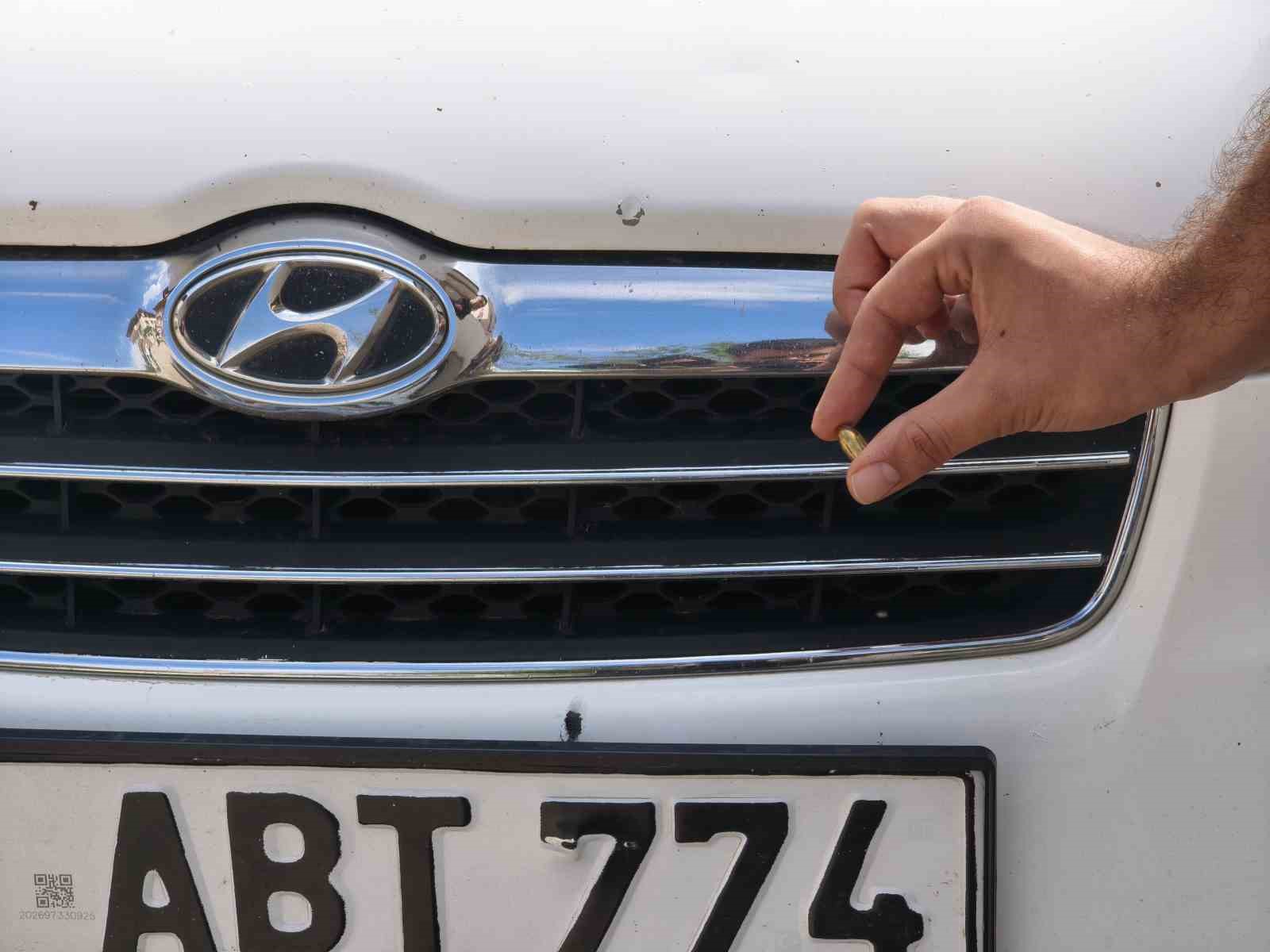 Düğünden yükselen silah sesleri nedeniyle kızını eve çıkaran adamın aracına yorgun mermi isabet etti