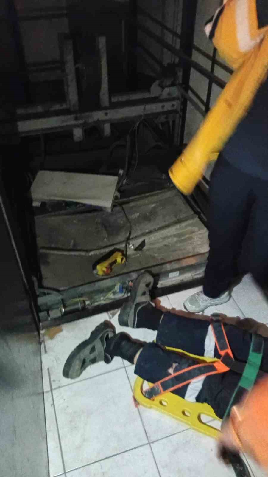 Asansör 3 kat aşağıya düştü: 1 yaralı