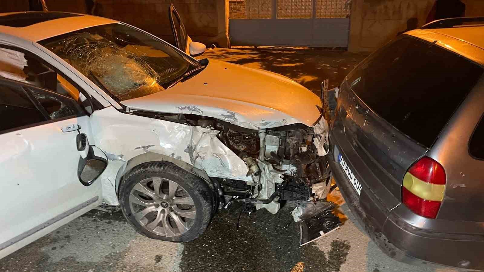 Kavşaktaki kaza kamerada: 2’si ağır 3 kişi yaralandı