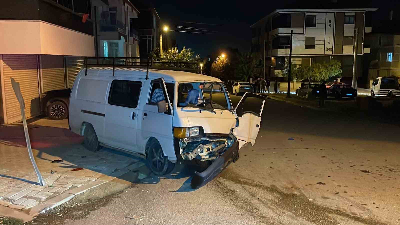Kavşaktaki kaza kamerada: 2’si ağır 3 kişi yaralandı