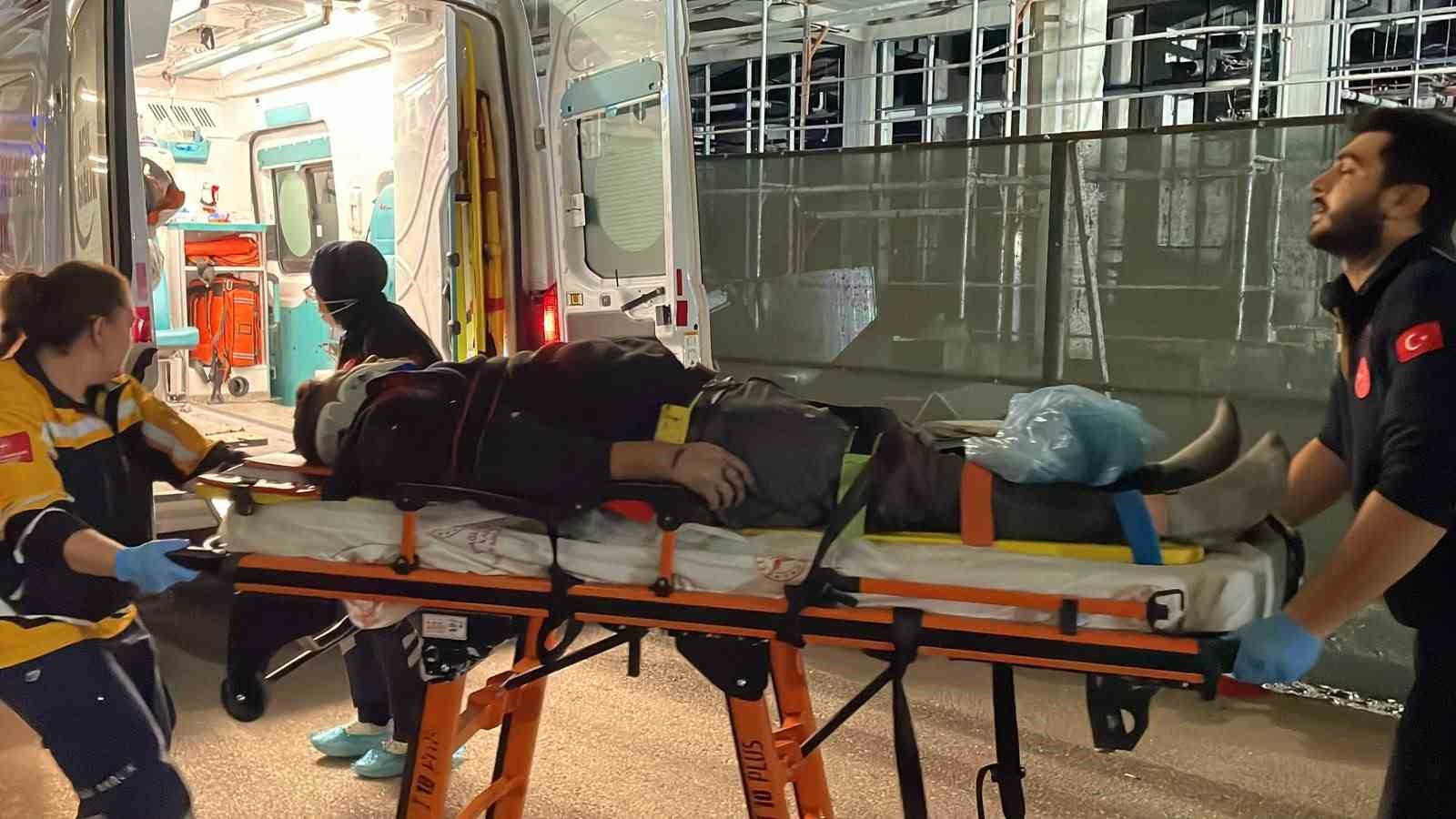 Kavşaktaki kaza kamerada: 2’si ağır 3 kişi yaralandı