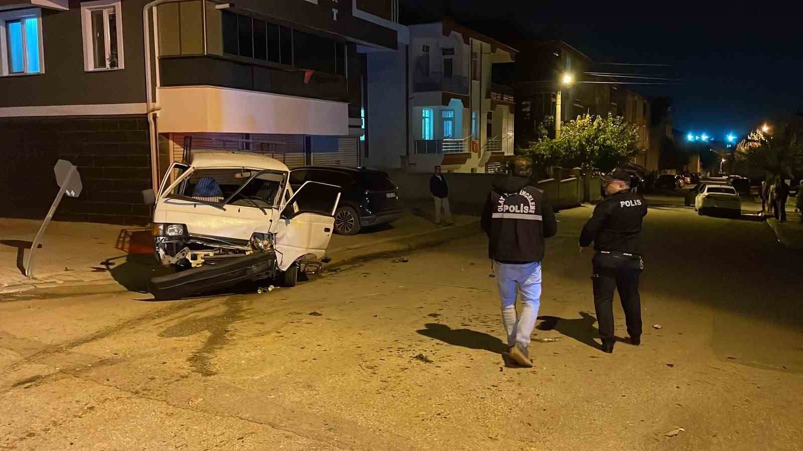 Kavşaktaki kaza kamerada: 2’si ağır 3 kişi yaralandı