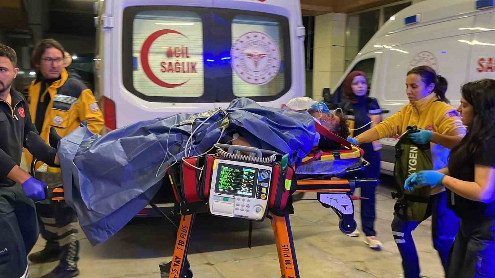 Kavşaktaki kaza kamerada: 2’si ağır 3 kişi yaralandı