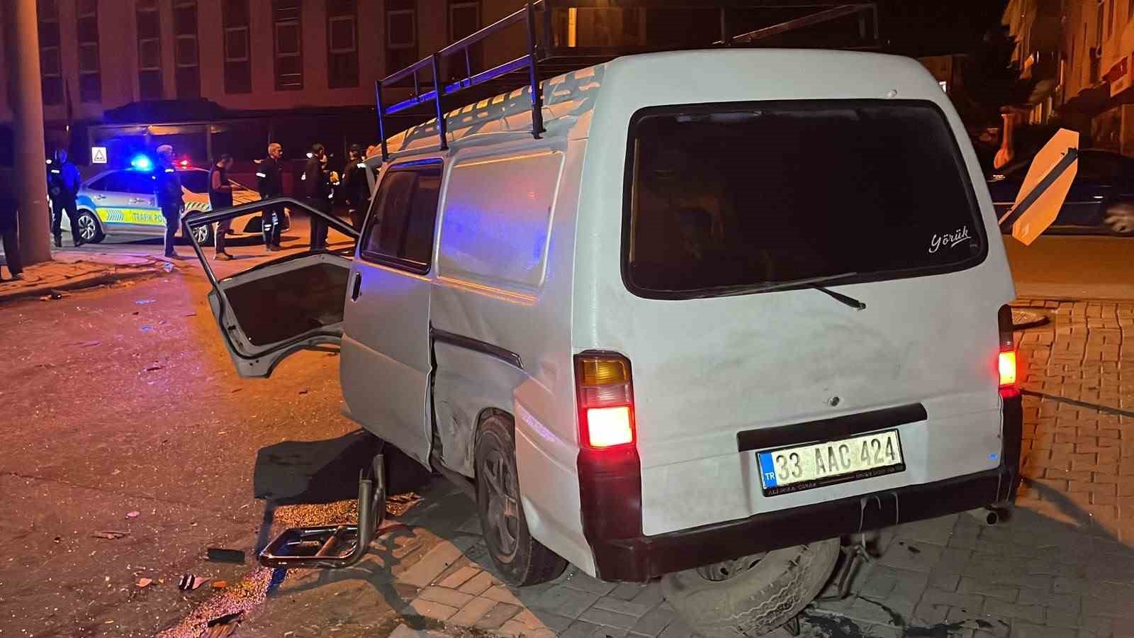Kavşaktaki kaza kamerada: 2’si ağır 3 kişi yaralandı