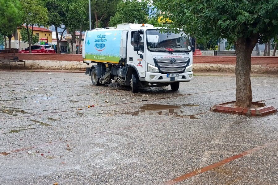 Efeler Belediyesi semt pazarlarında temizlik çalışması yaptı