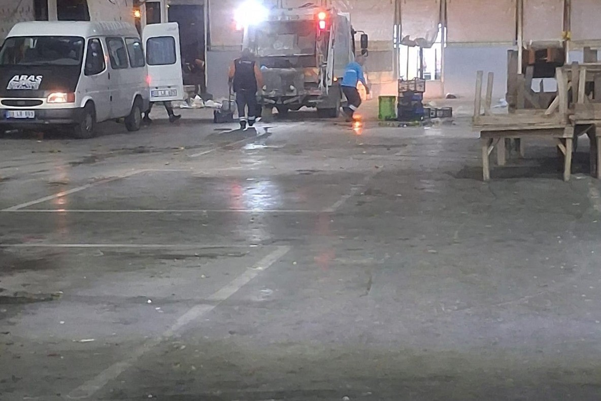 Efeler Belediyesi semt pazarlarında temizlik çalışması yaptı