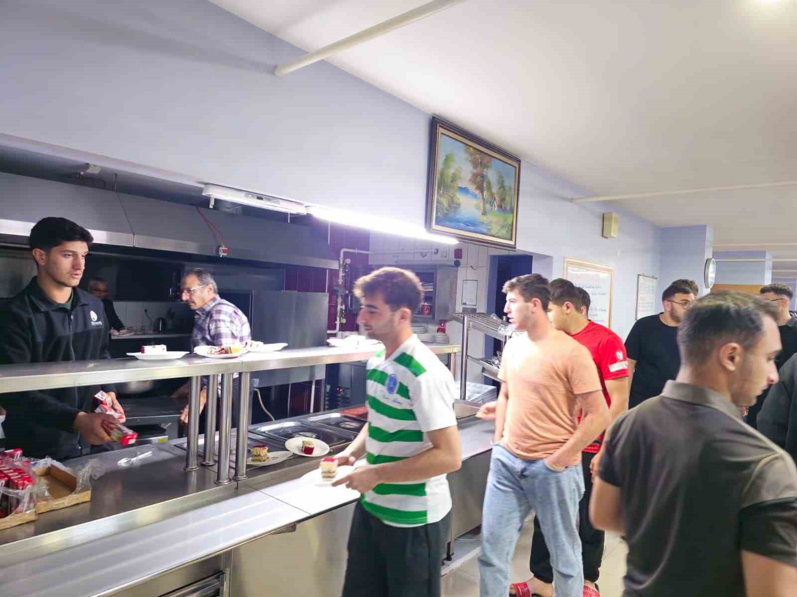 İhlas Vakfı Sıla Erkek Öğrenci Yurdunda kalan öğrenciler birlikte pasta kesti