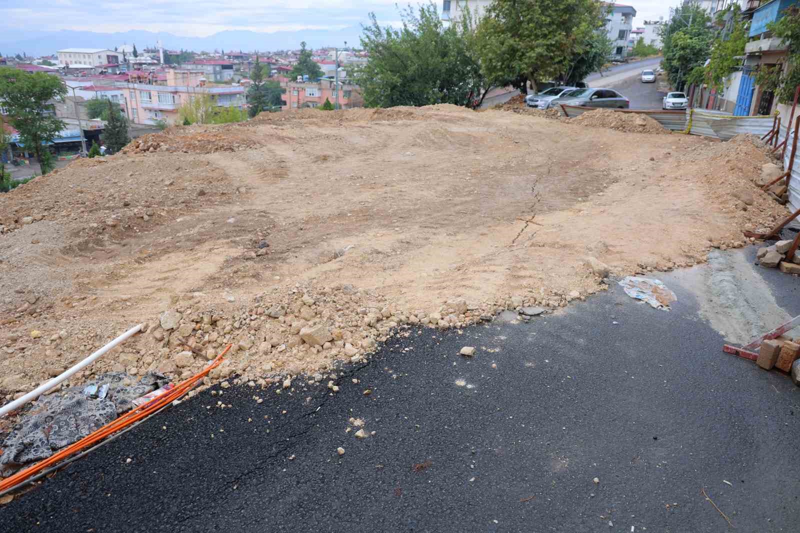 Kahramanmaraş’ta temel kazısında çöken alan ve yol toprakla dolduruldu