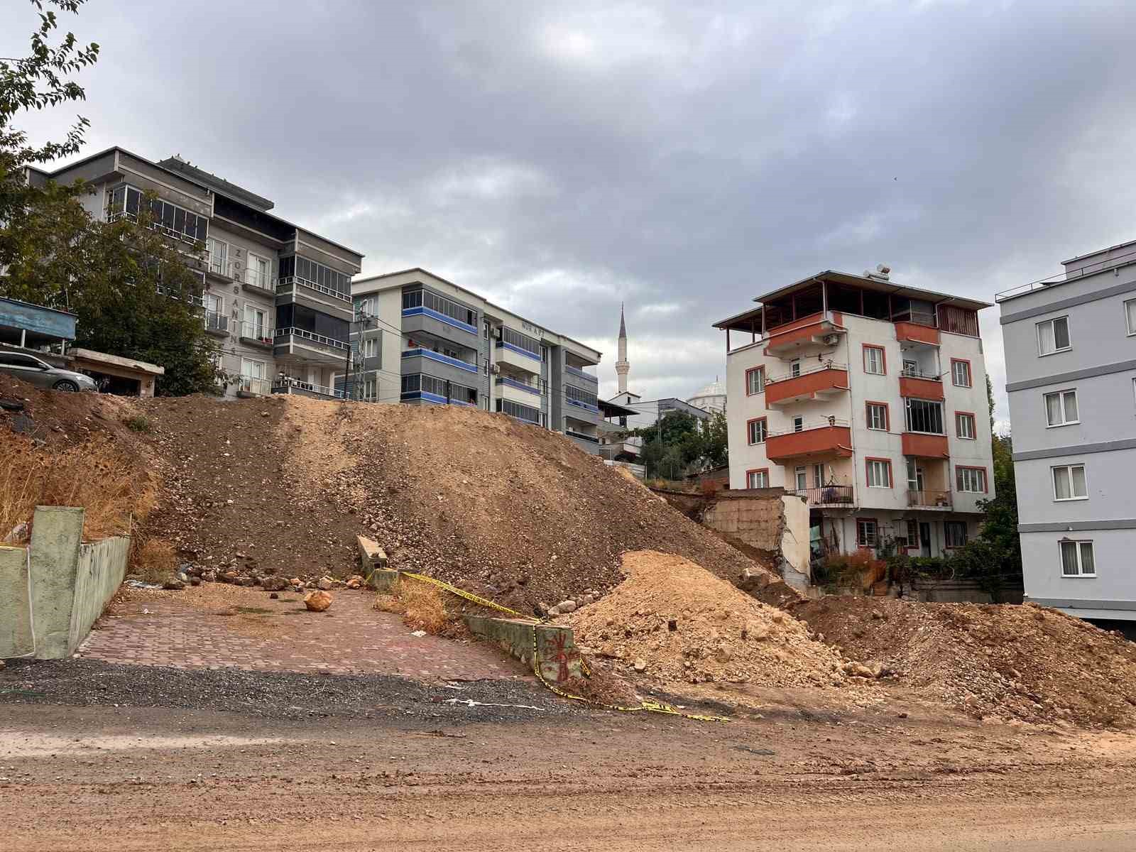 Kahramanmaraş’ta temel kazısında çöken alan ve yol toprakla dolduruldu