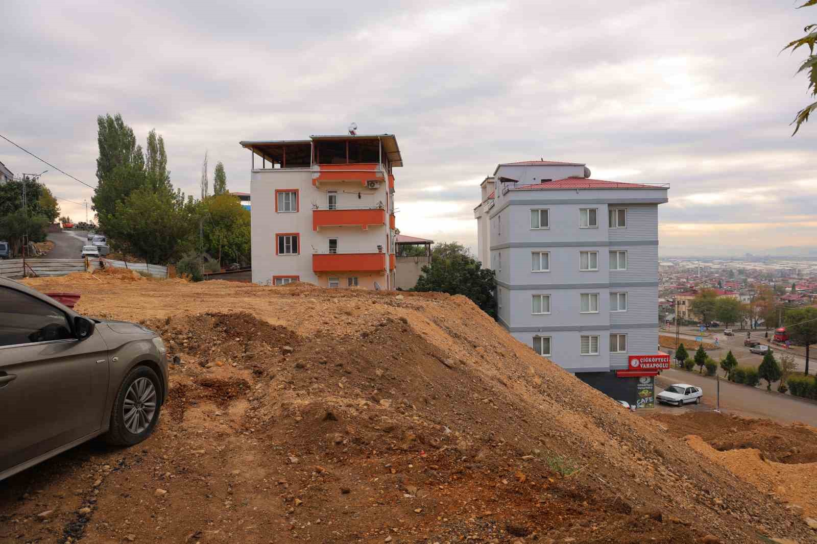 Kahramanmaraş’ta temel kazısında çöken alan ve yol toprakla dolduruldu