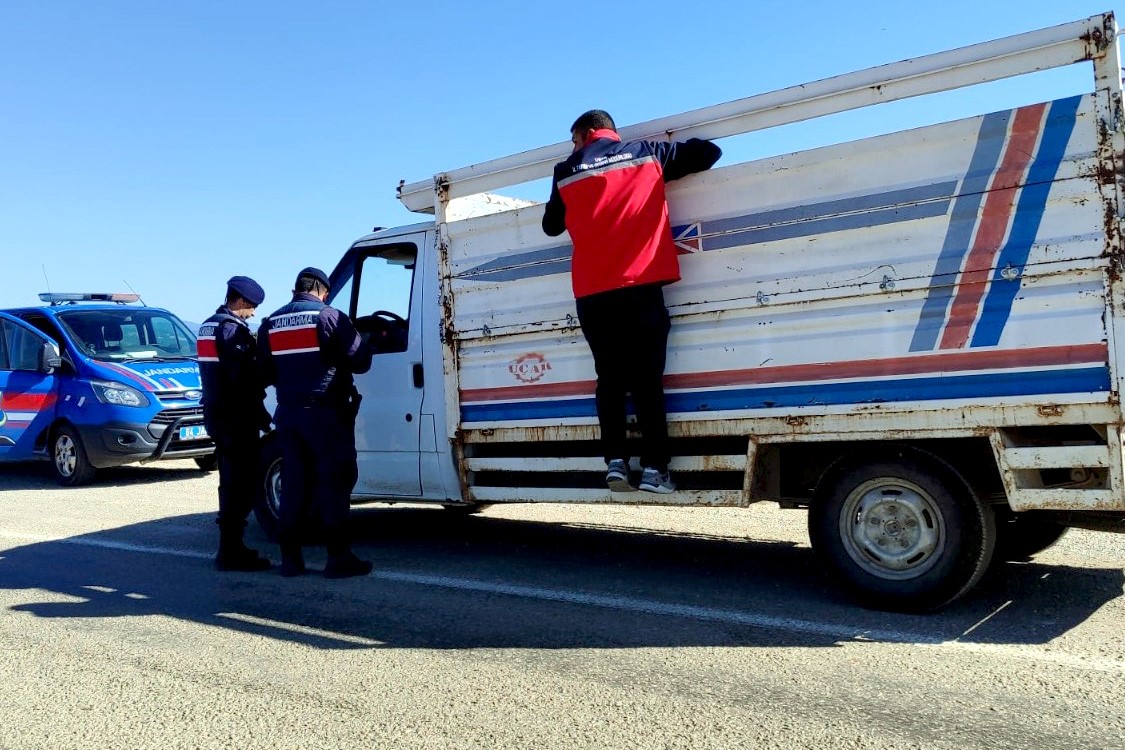 Uşak’ta hayvan sağlığı için yol kontrolleri sürüyor