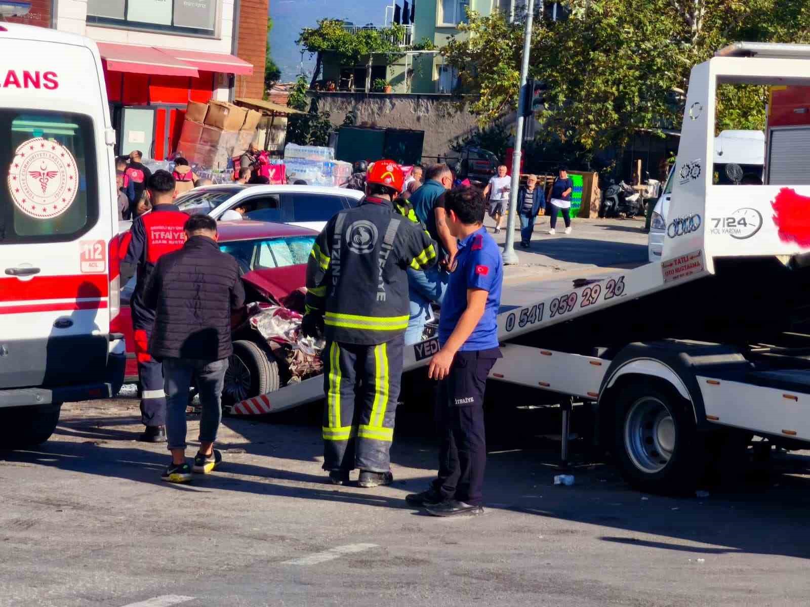 Kırmızı ışık ihlali yapan otomobil, halk otobüsüne çarptı: 2 yaralı