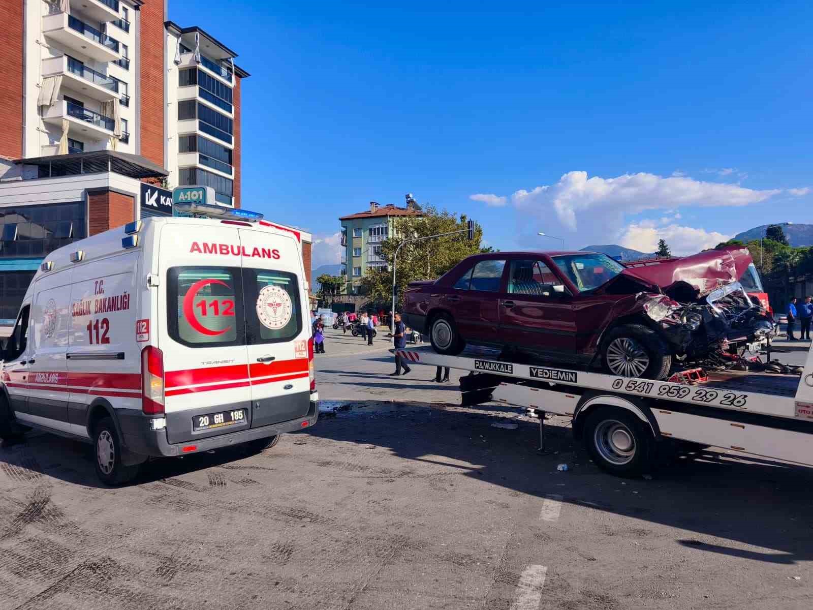 Kırmızı ışık ihlali yapan otomobil, halk otobüsüne çarptı: 2 yaralı