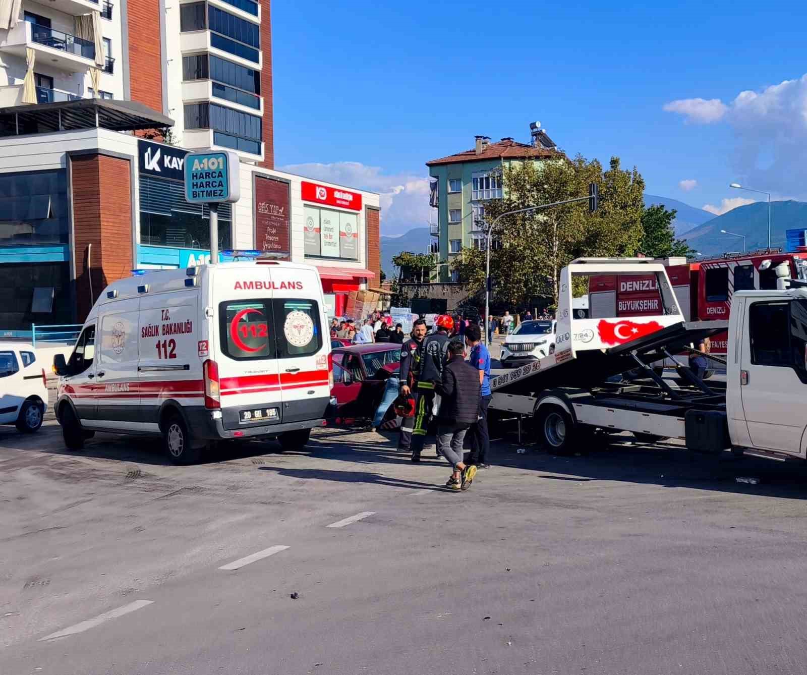 Kırmızı ışık ihlali yapan otomobil, halk otobüsüne çarptı: 2 yaralı