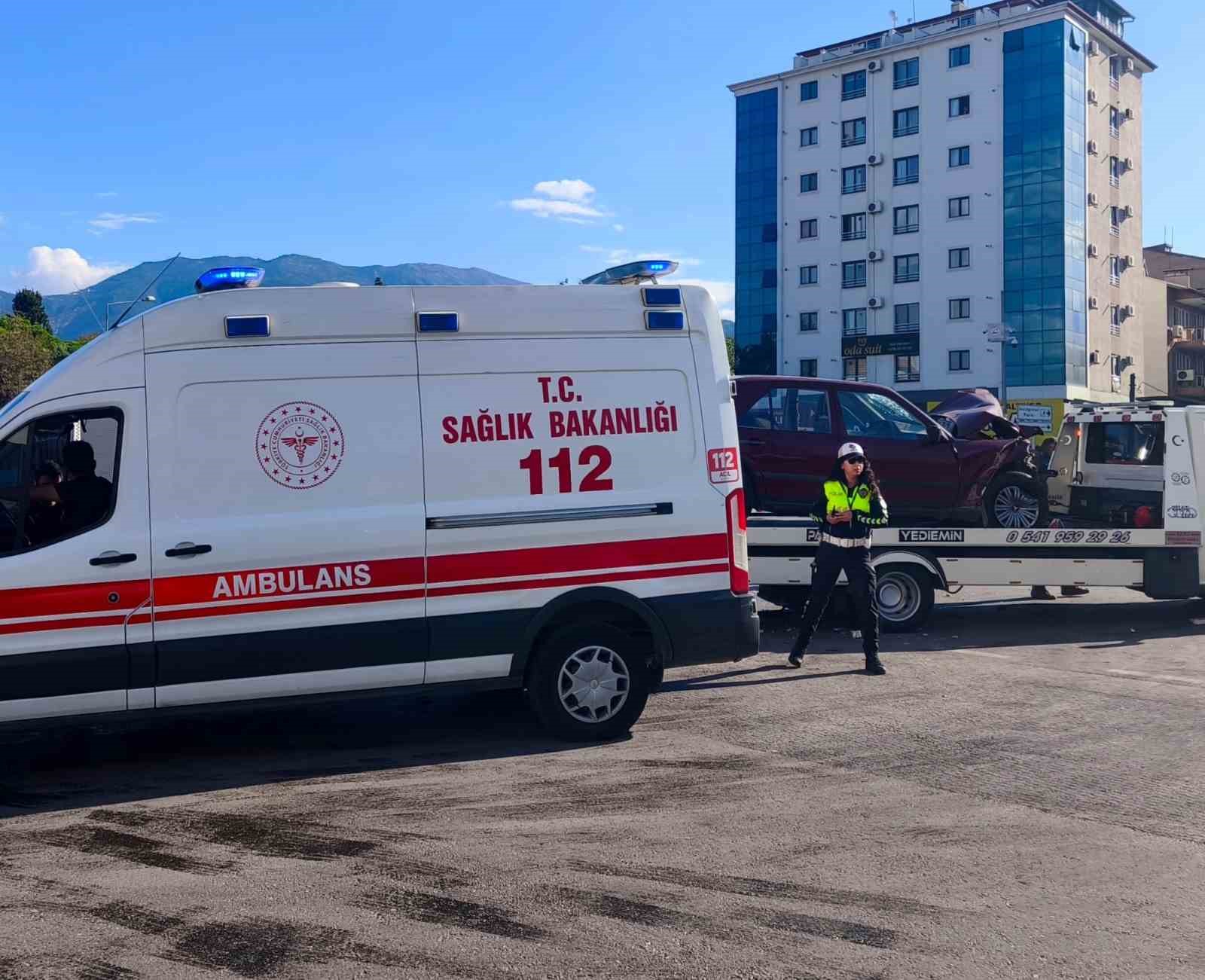 Kırmızı ışık ihlali yapan otomobil, halk otobüsüne çarptı: 2 yaralı