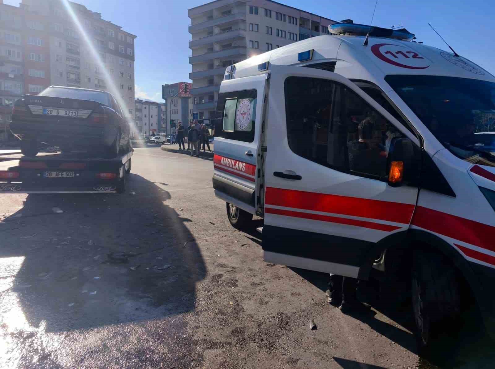 Kırmızı ışık ihlali yapan otomobil, halk otobüsüne çarptı: 2 yaralı