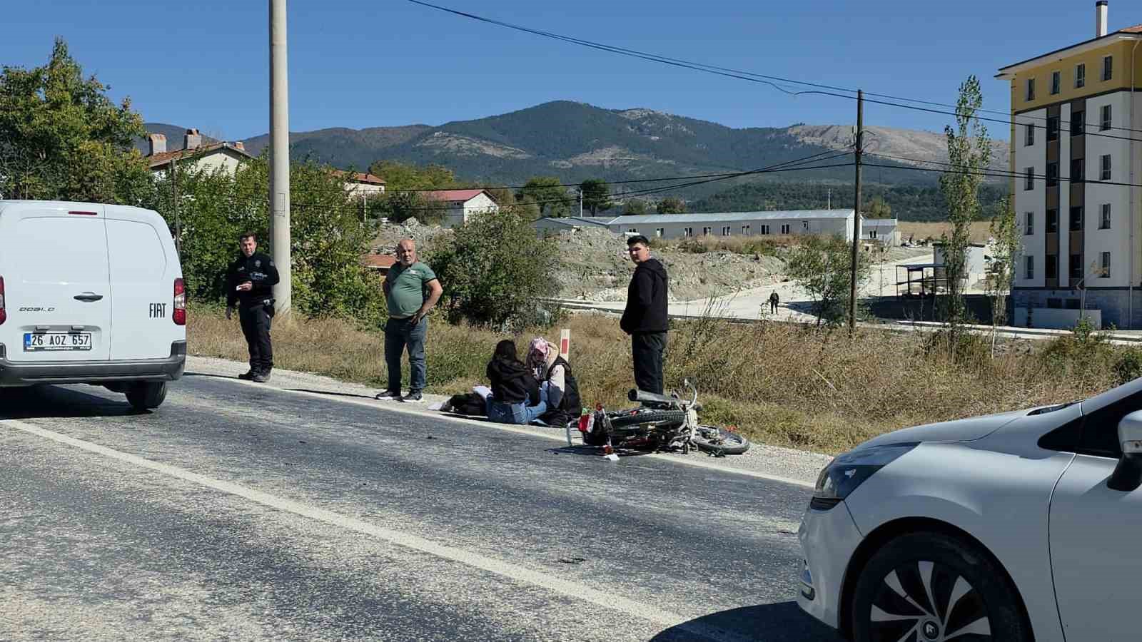 Kütahya’da otomobil motosikletle çarpıştı: 1 ölü, 2 yaralı