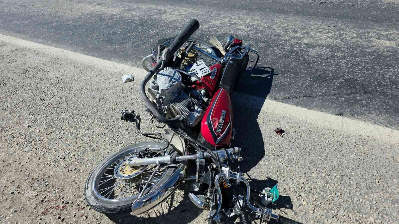 Kütahya’da otomobil motosikletle çarpıştı: 1 ölü, 2 yaralı