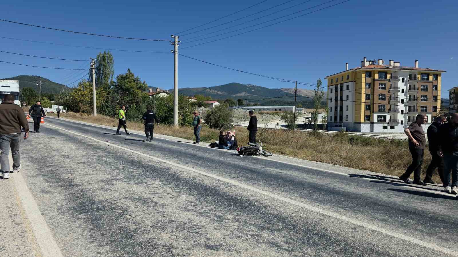 Kütahya’da otomobil motosikletle çarpıştı: 1 ölü, 2 yaralı