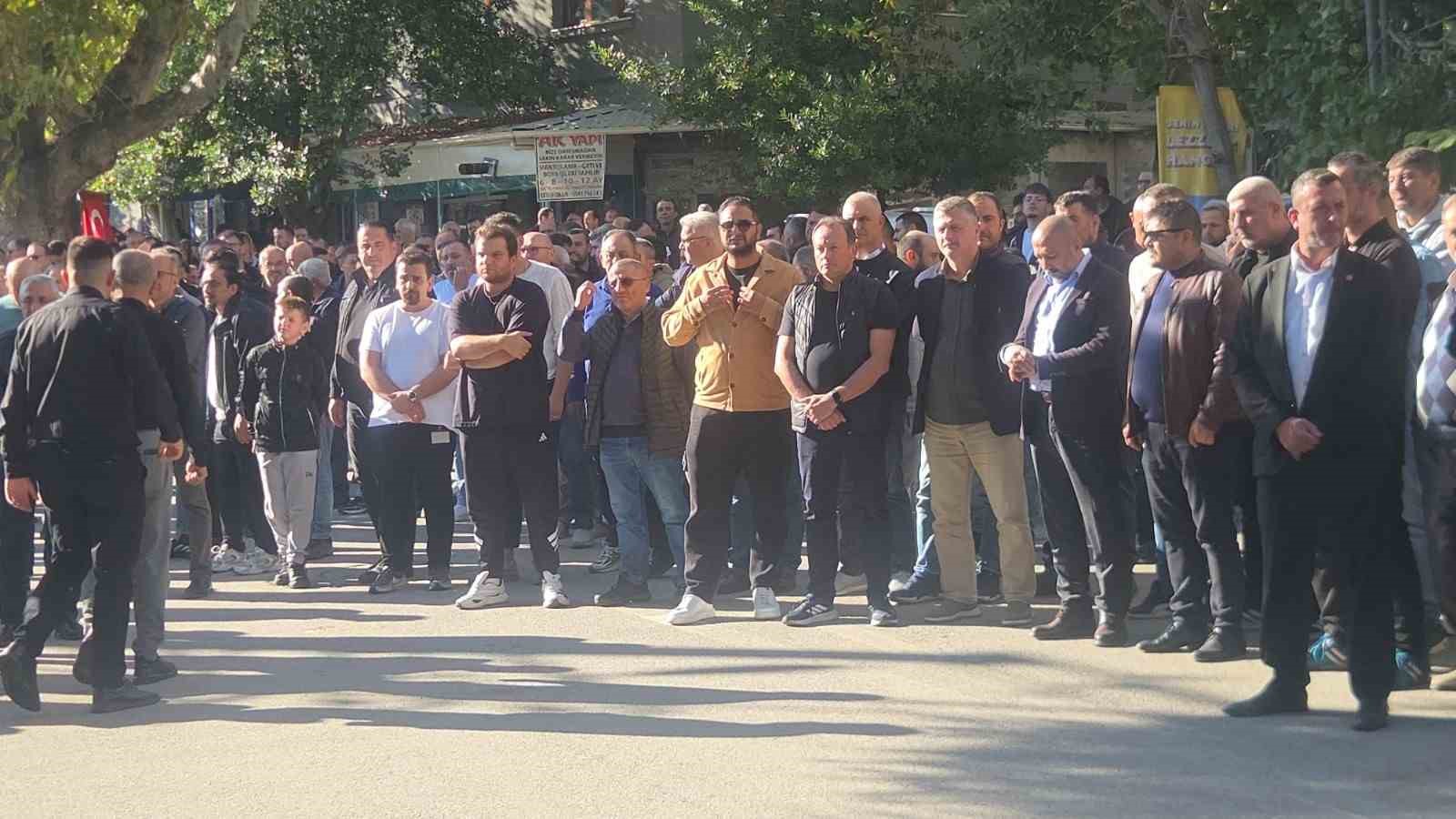 Fabrikada çatıdan düşerek hayatını kaybeden genç toprağa verildi