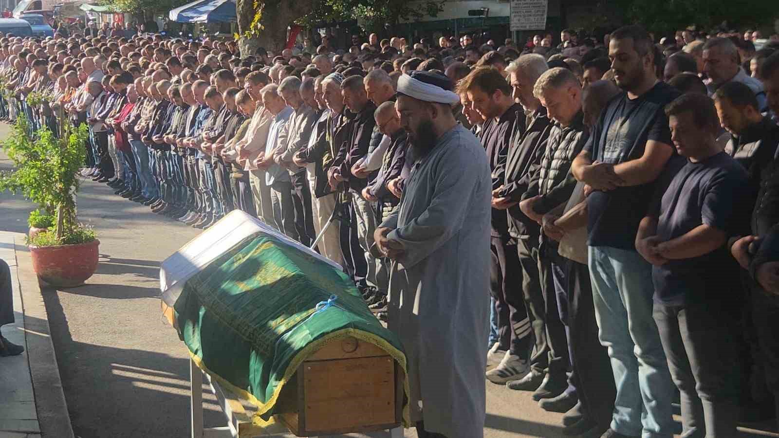 Fabrikada çatıdan düşerek hayatını kaybeden genç toprağa verildi