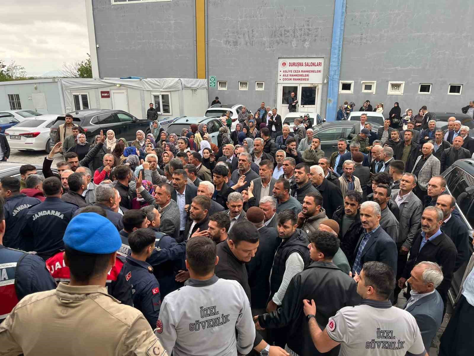 Kadın cinayeti davasında adliye önünde gerginlik