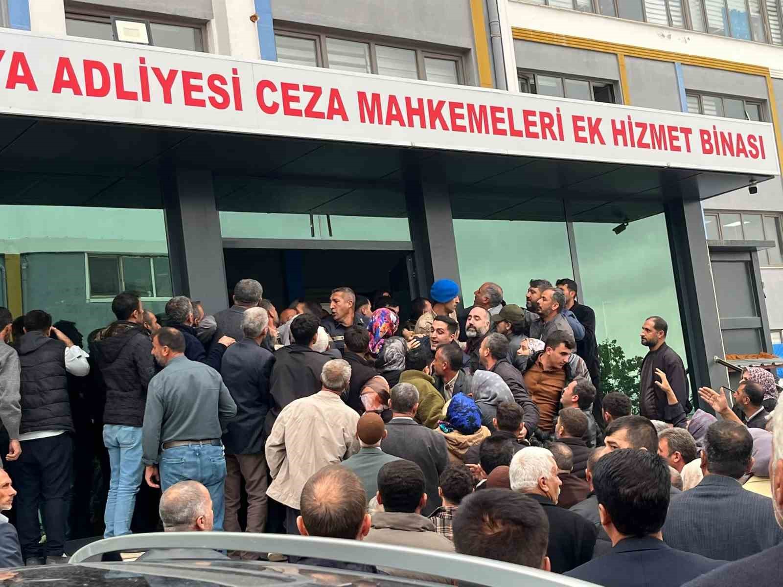 Kadın cinayeti davasında adliye önünde gerginlik