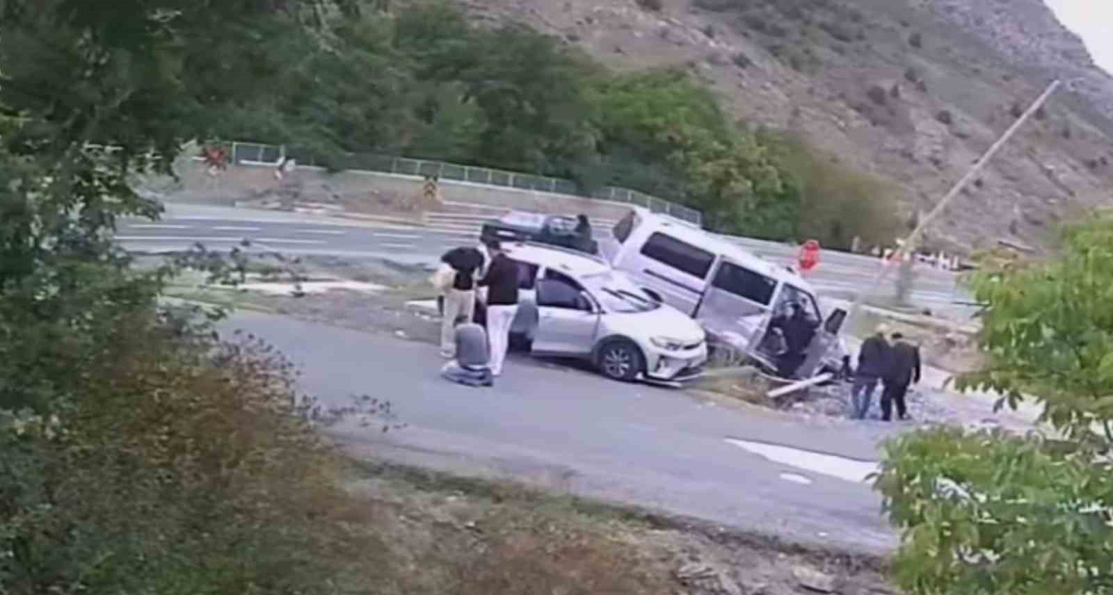 İki aracın arasında kalan kadının ölümden kıl payı kurtulduğu kaza anı kamerada