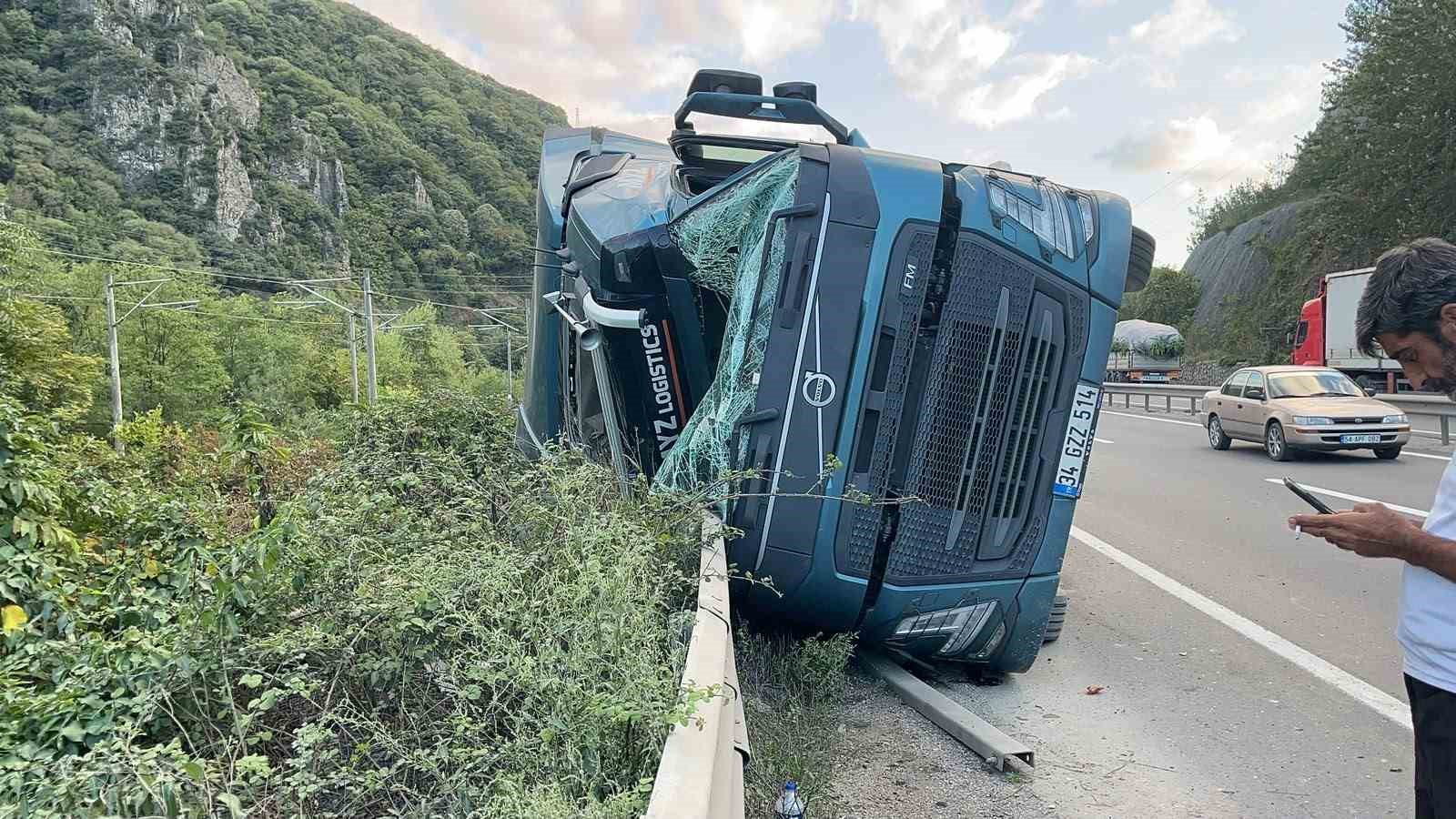 D-650’de tuğla yüklü tır devrildi, sürücü araçtan kendi imkanlarıyla çıktı