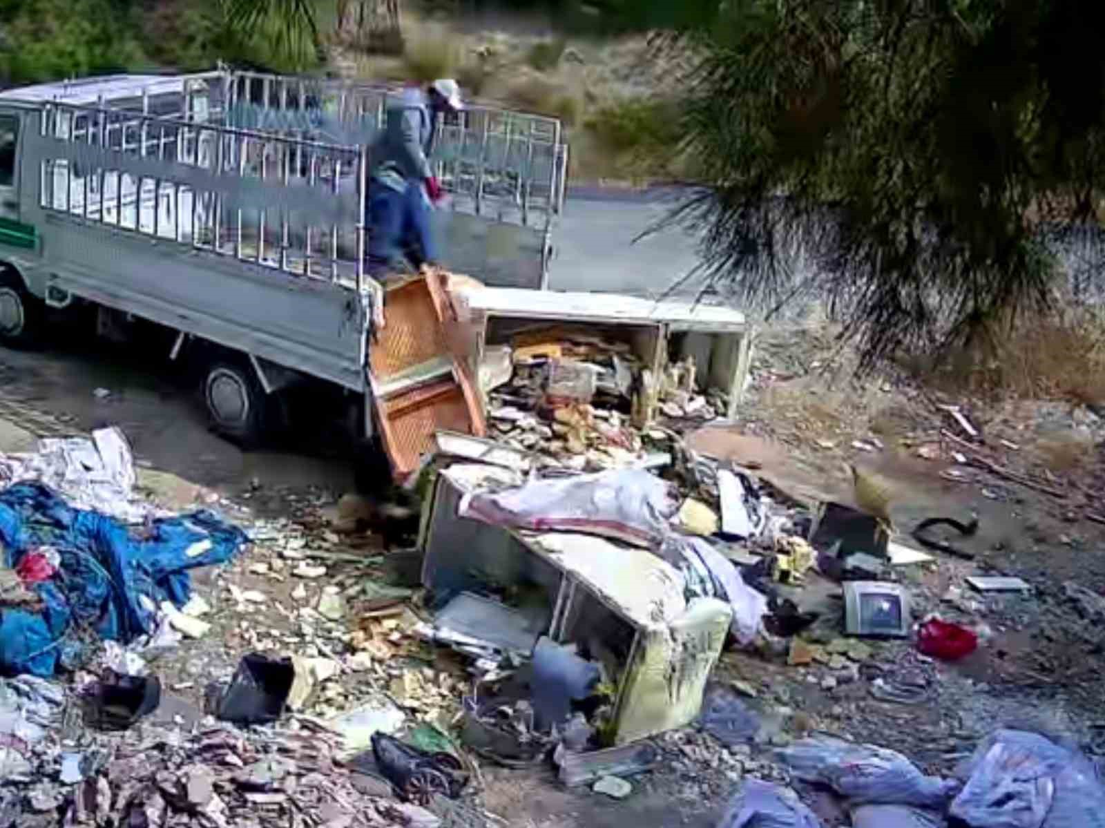Tarsus’ta kaçak döküme fotokapanlı takip: 920 bin lira ceza kesildi