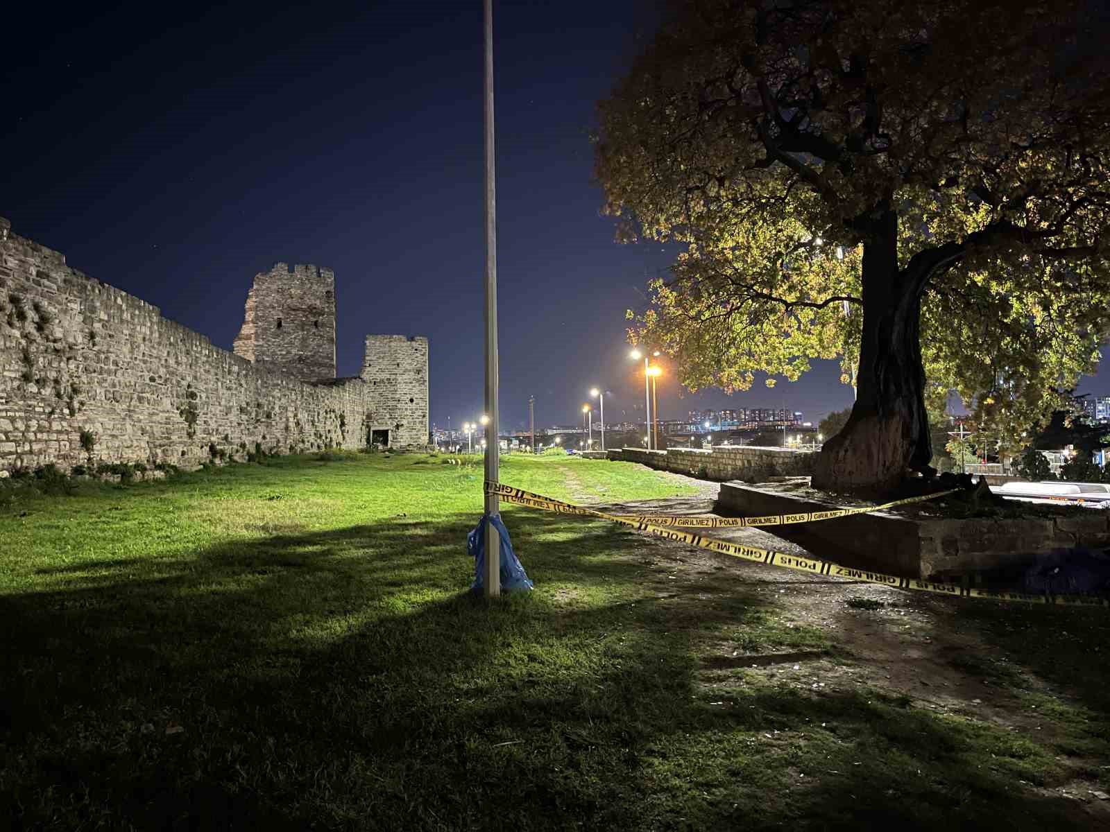 Zeytinburnu’nda surların önünde erkek cesedi bulundu