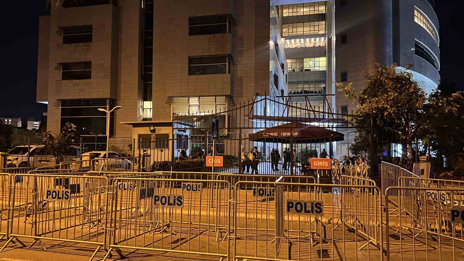 Mersin’de Başkan Seçer dahil 3 belediye başkanı tutuklama talebiyle mahkemeye sevk edildi
