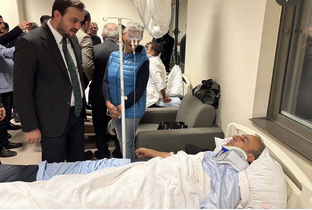 Başkan Selmanoğlu, kazada yaralan vatandaşları ziyaret etti