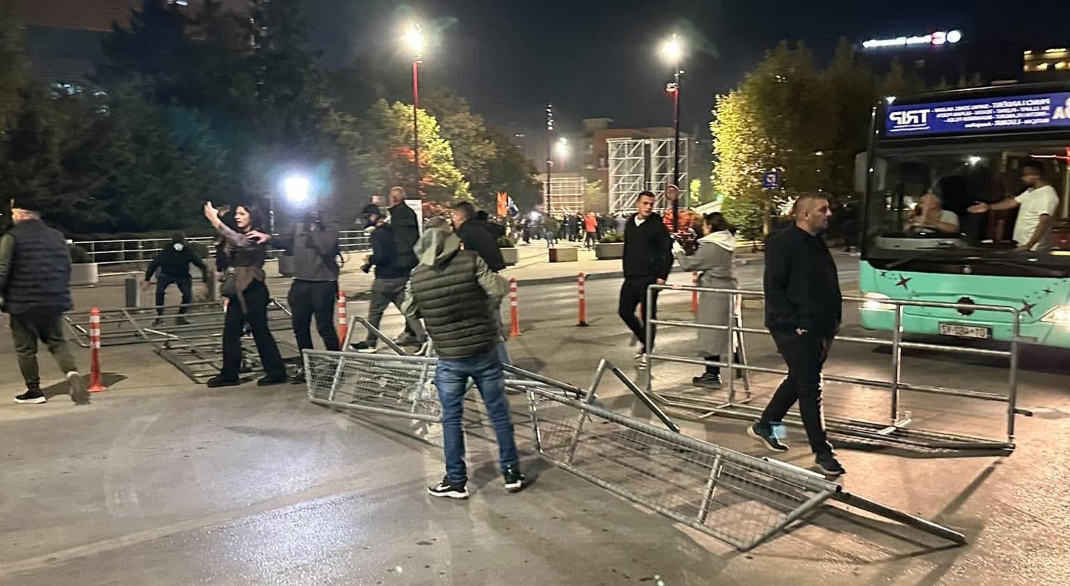 Kosova’da protestocular ile polis karşı karşıya geldi