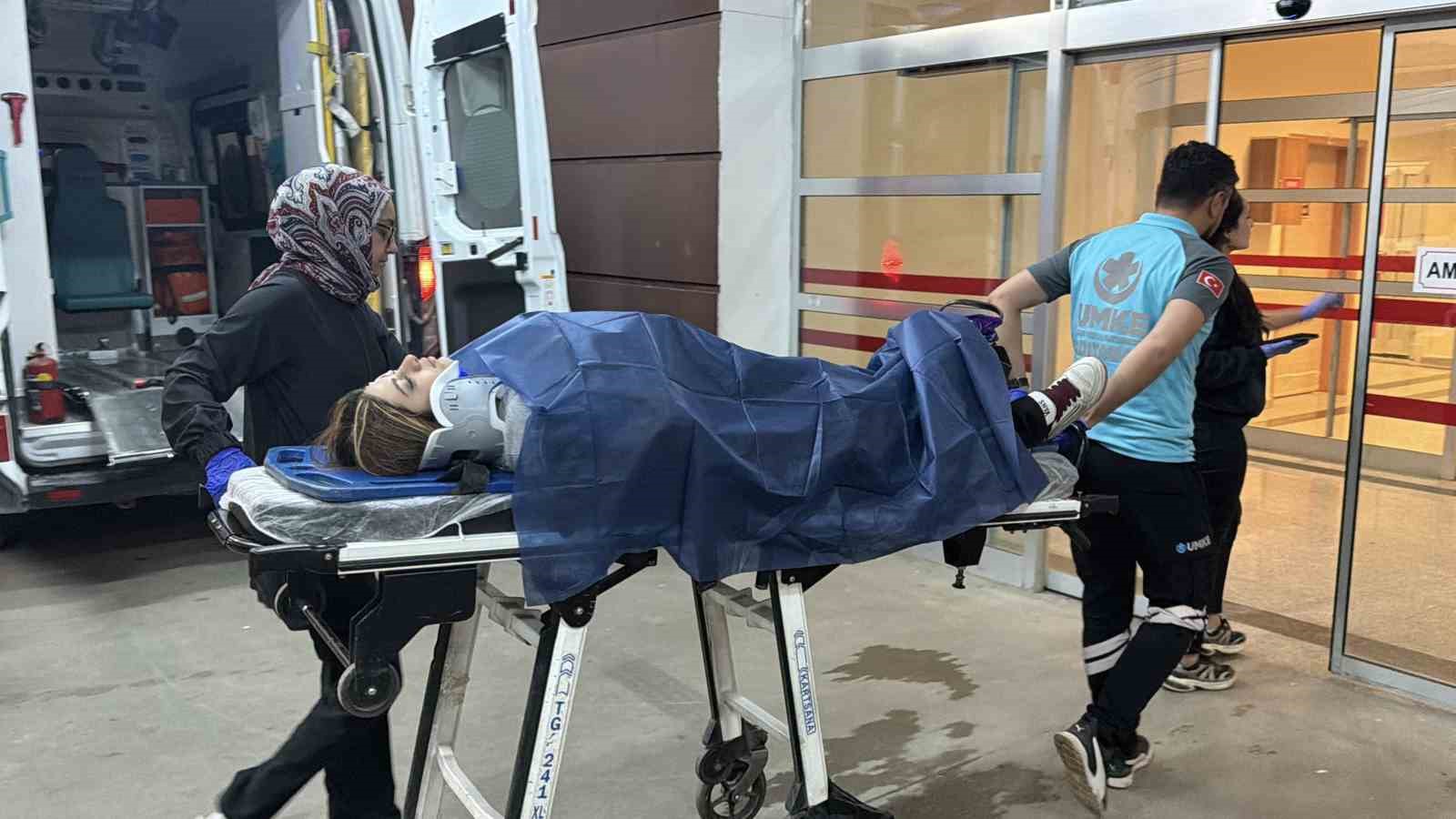 İki otomobil ile motosiklet çarpıştı: 2 yaralı
