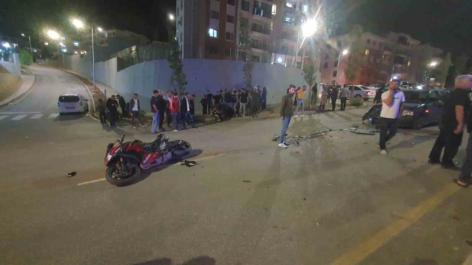 İki otomobil ile motosiklet çarpıştı: 2 yaralı