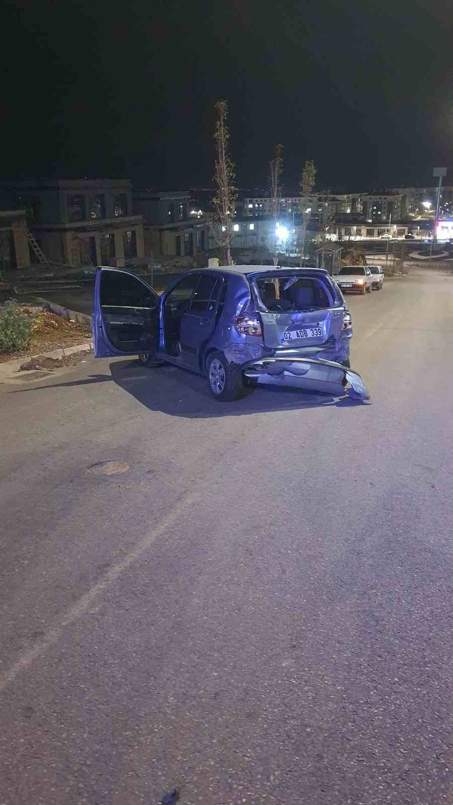 İki otomobil ile motosiklet çarpıştı: 2 yaralı