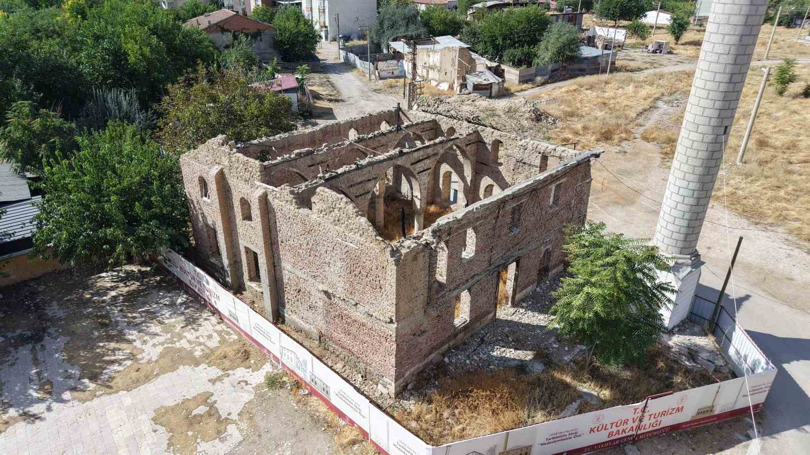 Elazığ’da 300 yıllık tarihi cami 6 yıldır restore edilmeyi bekliyor