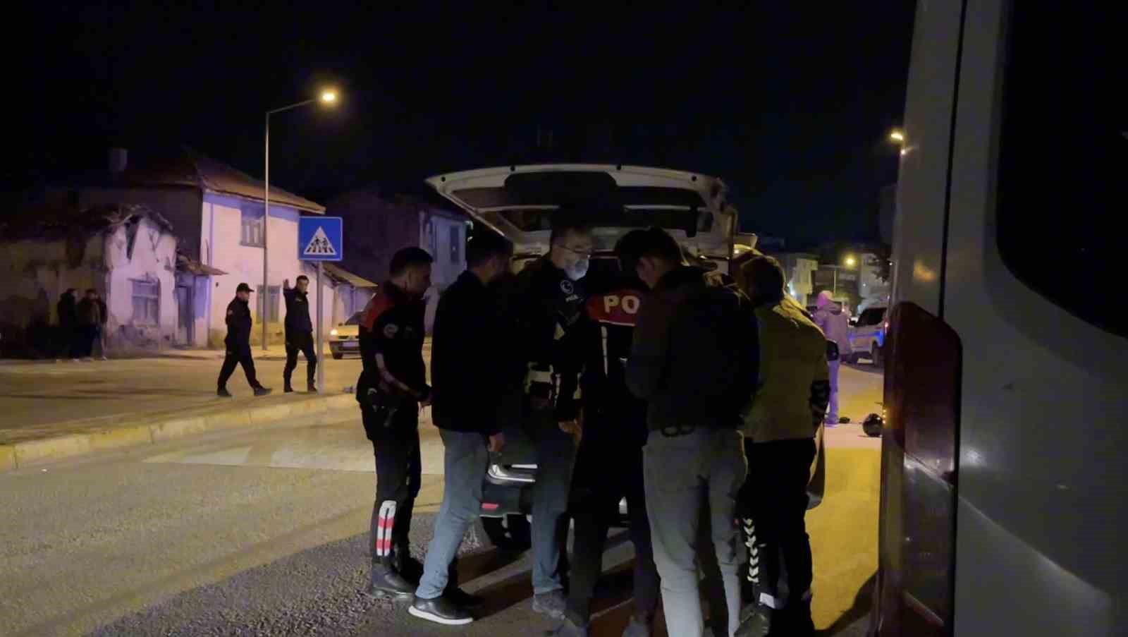 ‘Dur’ ihtarına uymayan motosiklet polis memuruna çarptı