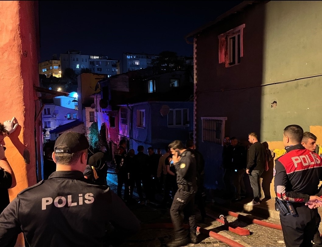 Fatih’te 2 katlı bina alev alev yandı