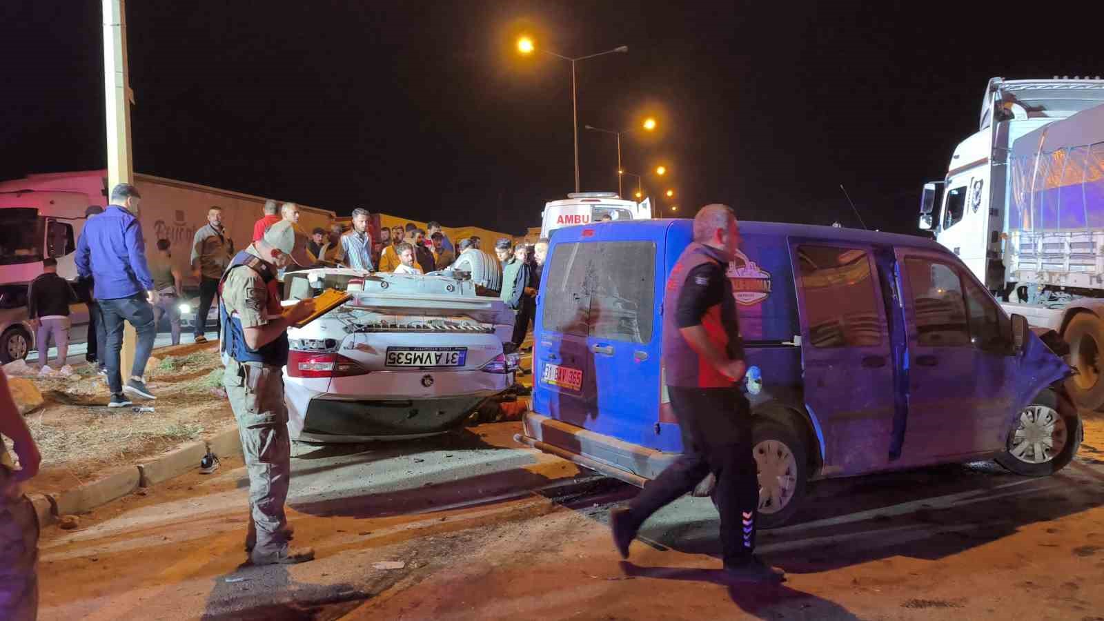 Kazada takla atan otomobil 2 tır sürücüsünün üzerine uçtu: 6 yaralı