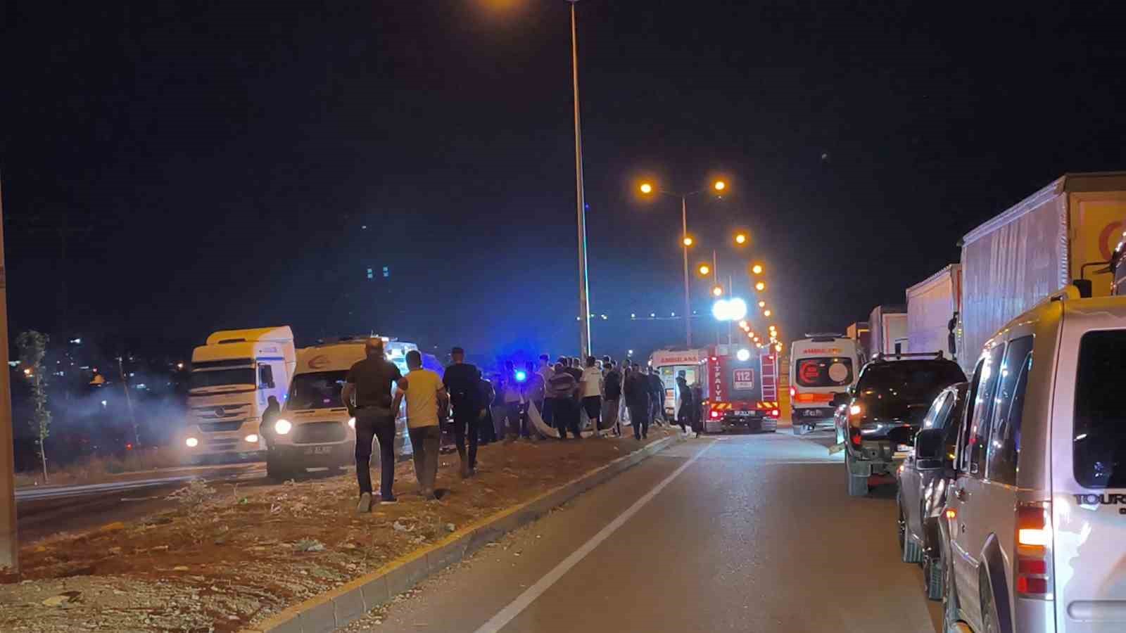 Kazada takla atan otomobil 2 tır sürücüsünün üzerine uçtu: 6 yaralı
